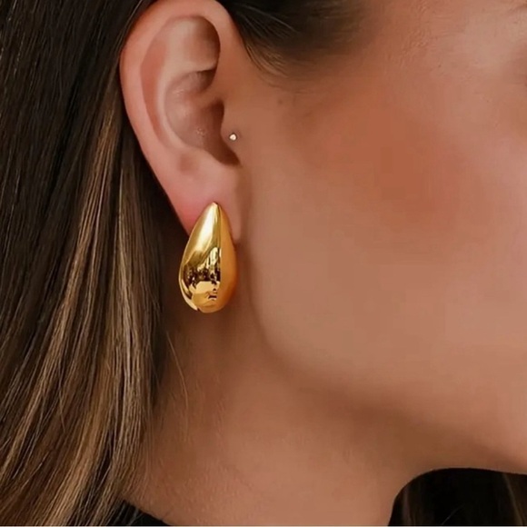 Chunky Water Drop Shaped Stud Earrings🔥💕 comes with beautiful gift 🎁 New - Picture 1 of 4